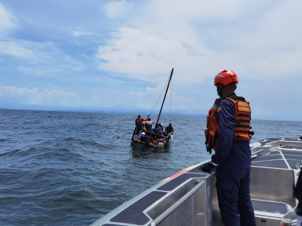 Integrante de la Armada Nacional salvaguardando