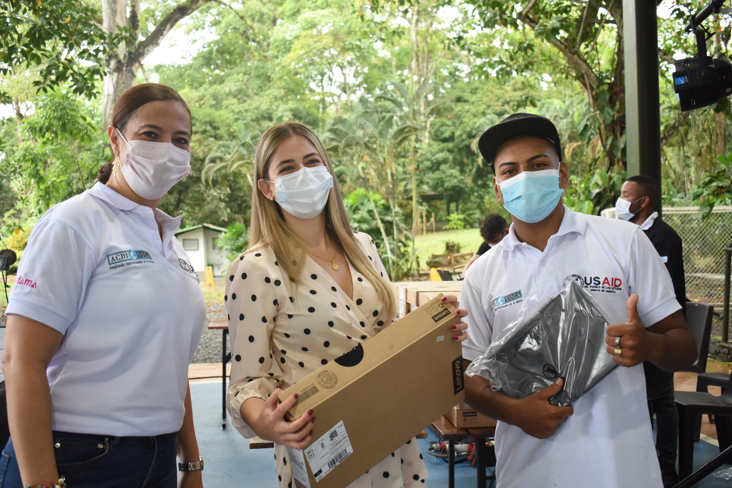 Jóvenes reciben computadores por parte de USAID ACDI/VOCA y Comfama